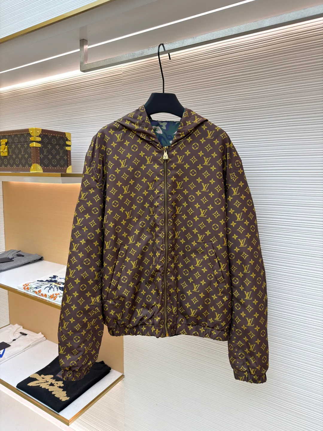 LOUIS VUITTON camouflage printed reversible hooded jacket ●Original version: 26800 purchase and development ●Item number: 1681223-B80 ●Fabric: nylon fabric ●Technology: printing production ●Color: camouflage ●Version: fitted version ●Weight: about 550 grams ●Size: 48-50-52-54 ●Description: This windproof jacket is made of lightweight nylon, 2025 The LV Camo pattern and full-frame Monogram jacquard from the autumn and winter show are decorated on both sides. Multiple pockets reflect functional considerations, and the elastic hood, hem and cuffs complete the overall look. 100% polyester fiber, custom-engraved logo hardware, front camouflage printing, presbyopia printing, reversible design. The overall wiring is straight and delicate, the fabric is comfortable and soft, and the color is consistent without color difference. It can be matched with the same style to create a fashionable look and control various occasions. Customized accessories, complete with three standards, same style for men and women!